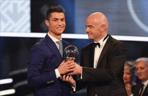  Ronaldo nhận được giải Thưởng Puskás
